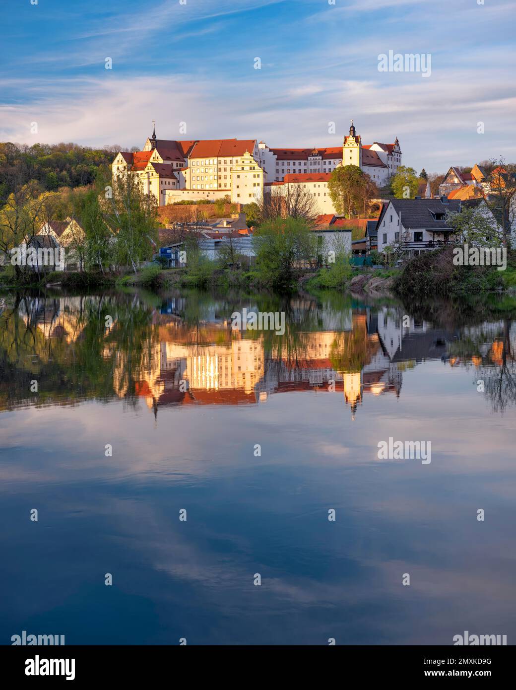 Château de Colditz réfléchi dans la rivière Zwickauer Mulde, lumière du soir, Colditz, Saxe, Allemagne, Europe Banque D'Images