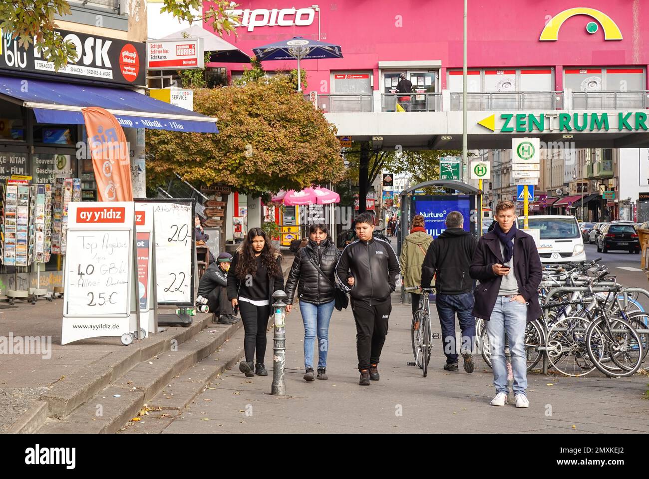 Scène de rue avec passants, Kottbusser Tor, Kreuzberg, Berlin, Allemagne, Europe Banque D'Images