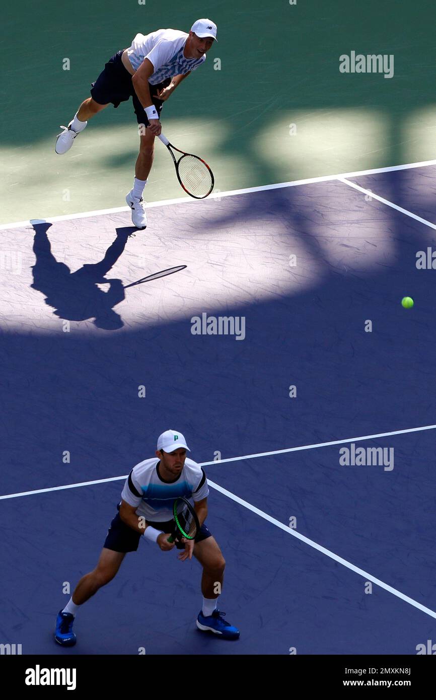 Henri Kontinen of Finland, top, and John Peers of Australia play their doubles final match against John Isner, left, and Jack Sock of the United States in the Shanghai Masters tennis tournament at Qizhong Forest Sports City Tennis Center in Shanghai, China, Sunday, Oct. 16, 2016. (AP Photo/Andy Wong) Banque D'Images