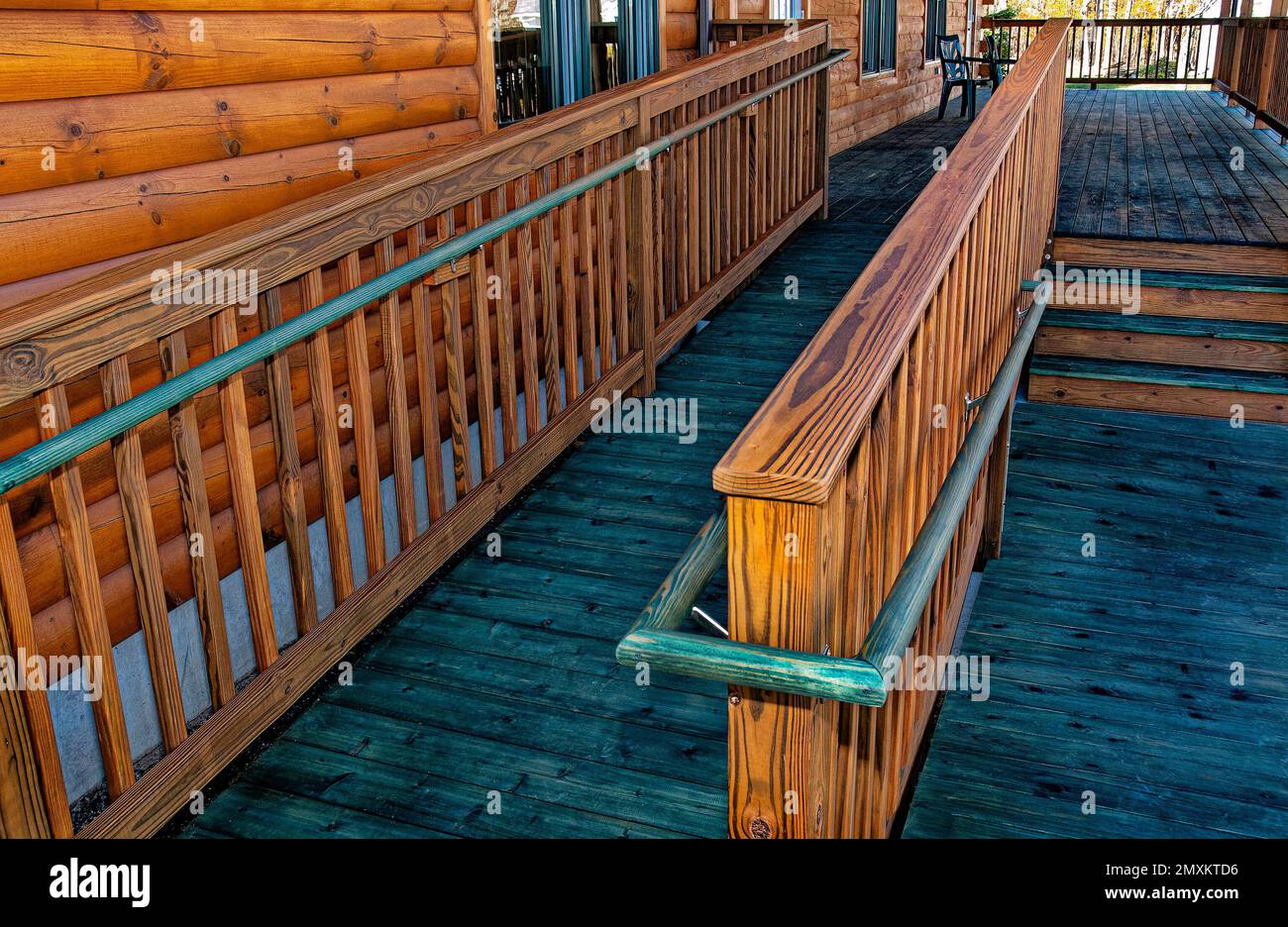 Bâtiment en bois avec rampe d'accès en bois pour personnes handicapées Banque D'Images