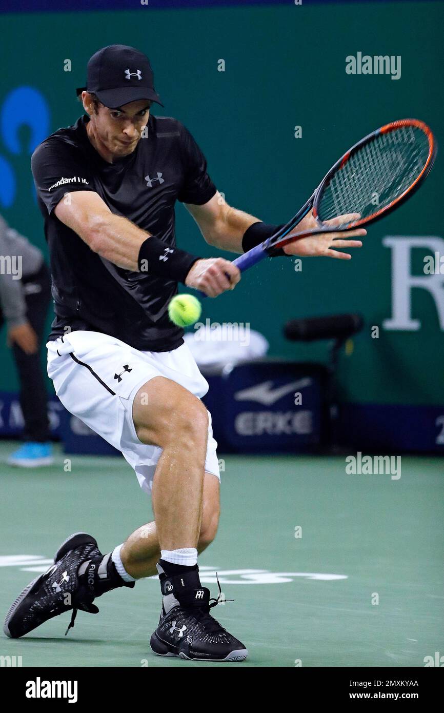 Andy Murray of Britain prepares to hit a return shot against Gilles Simon of France during the men's singles semifinals match of the Shanghai Masters tennis tournament at Qizhong Forest Sports City Tennis Center in Shanghai, China, Saturday, Oct. 15, 2016. (AP Photo/Andy Wong) Banque D'Images