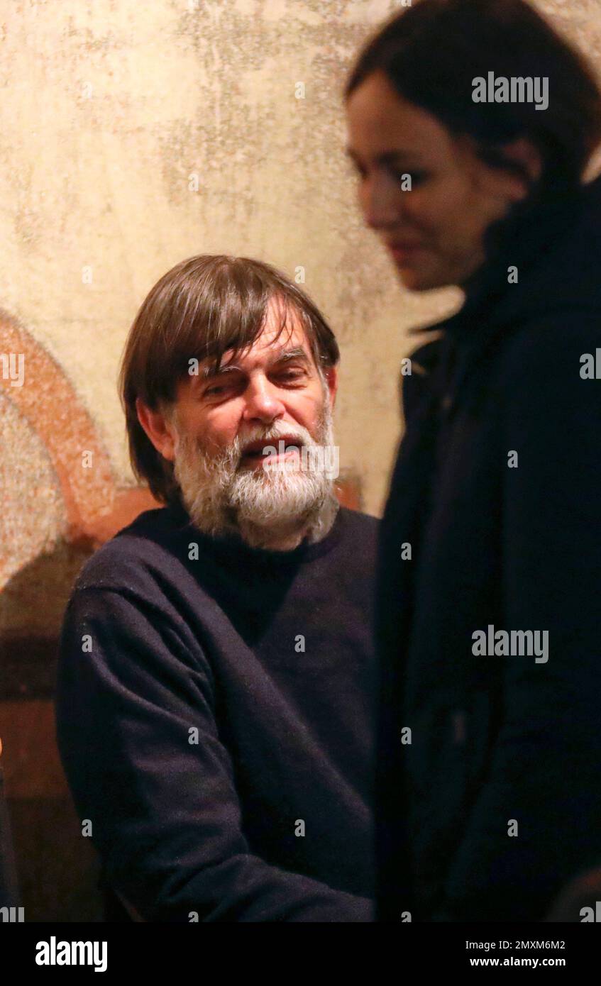 Jacopo Fo, son of Italian playwright Dario Fo, attends his father's burial chamber in the Piccolo Teatro Strehler theater, in Milan, Italy, Friday, Oct. 14, 2016. Fo, whose energetic mocking of Italian political life, social mores and religion won him the Nobel Prize for Literature in 1997, died Thursday at the age of 90. (AP Photo/Luca Bruno) Banque D'Images
