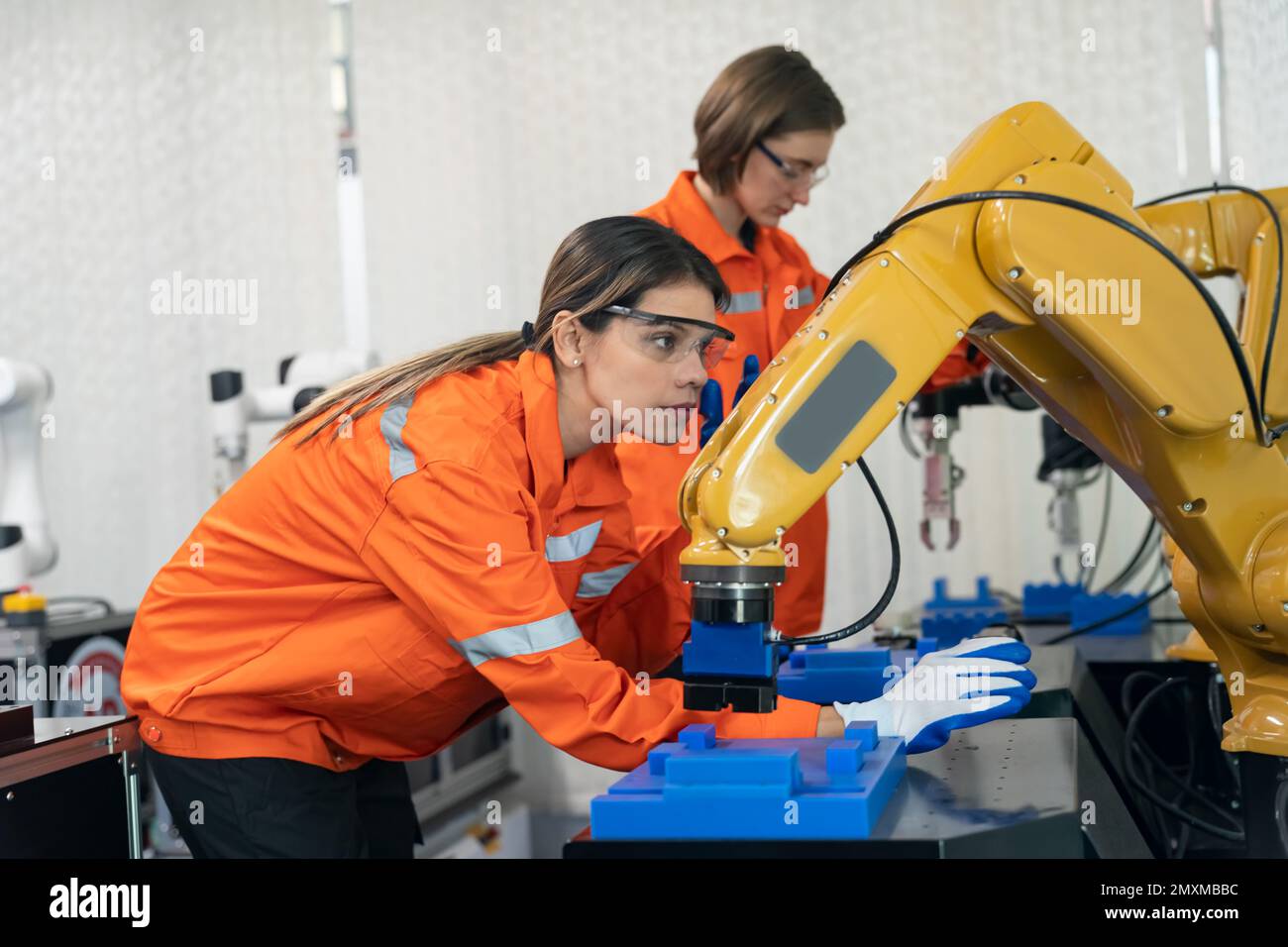 Contrôle et contrôle par l'ingénieur soudage robotique machine à bras automatique dans l'industrie automobile intelligente d'usine avec logiciel de système de surveillance. Chiffre Banque D'Images