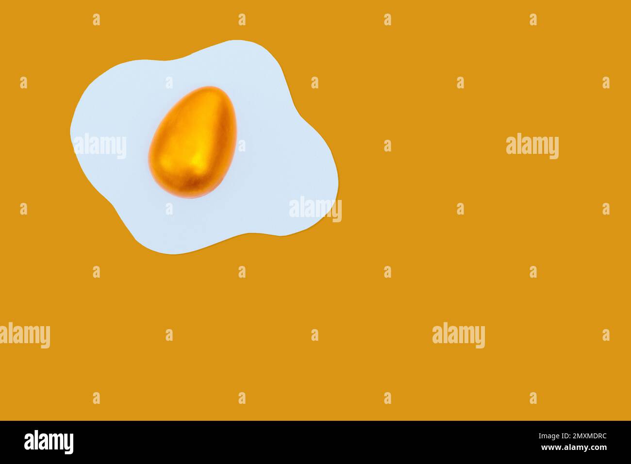 Décor créatif composé d'œufs brouillés et d'œufs de Pâques dorés sur fond jaune. Concept de vacances de printemps minimales. Banque D'Images