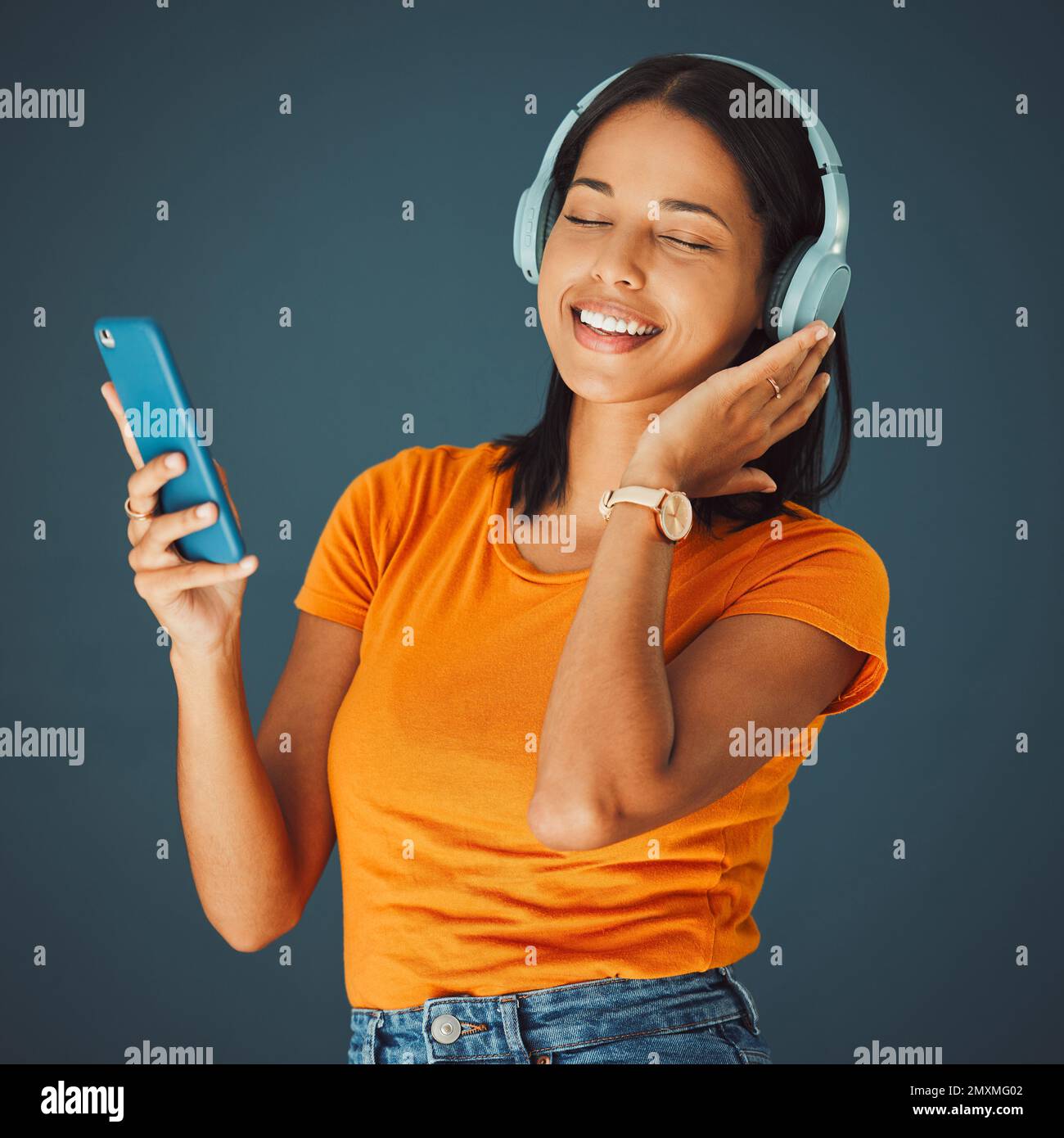 Radio, casque et femme écoutant de la musique sur un téléphone ou une  application mobile isolés dans un environnement de studio. Plaisir, son et  plaisir féminin et Photo Stock - Alamy