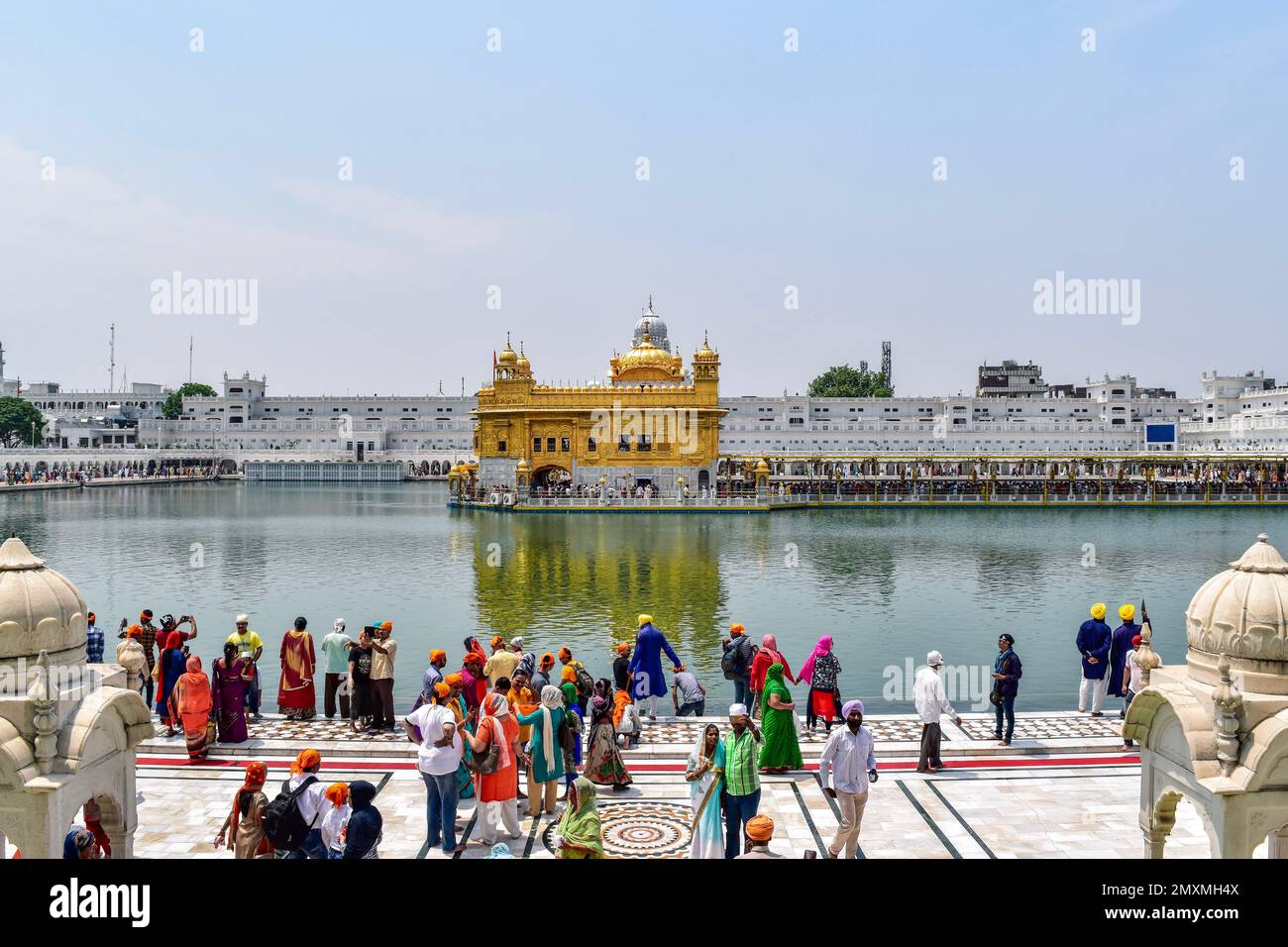 Le Temple d'Or, également connu sous le nom de Harmandir Sahib, est l'un des gurdwaras (temples sikhs) les plus sacrés du monde, situé à Amritsar, au Pendjab, en Inde. Banque D'Images