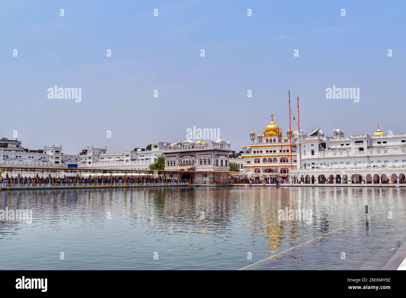 Le Temple d'Or, également connu sous le nom de Harmandir Sahib, est l'un des gurdwaras (temples sikhs) les plus sacrés du monde, situé à Amritsar, au Pendjab, en Inde. Banque D'Images