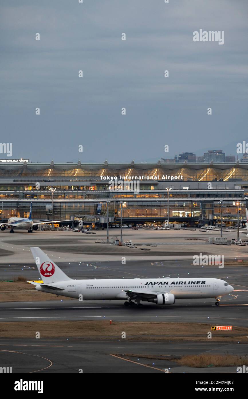 Tokyo, Japon. 2nd févr. 2023. Un Boeing de Japan Airlines effectue le transport en taxi à Tokyo Haneda dans la soirée.Japan Airlines (JAL), connue en japonais sous le nom de Nippon Yusen Kabushiki Kaisha (æ-¥æœ-éƒµèˆ¹æ ªå¼ä¼šç¤¾), est une compagnie aérienne importante basée à Tokyo, au Japon, et membre de l'alliance oneworld. Elle exploite des vols internationaux et nationaux vers plus de 40 destinations dans le monde entier. JAL est l'une des compagnies aériennes les plus importantes et les plus respectées d'Asie, offrant un haut niveau de service et de confort à ses passagers. JAL a récemment fait des bénéfices, revenant au noir après la pandémie COVID-19 qui a entravé la compagnie aérienne Banque D'Images