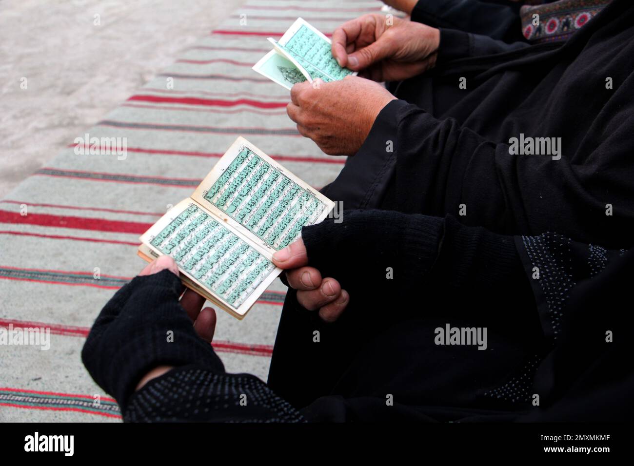 Peshawar, Khyber Pakhtunkhwa, Pakistan. 1st févr. 2023. Les gens assistent à une veillée aux chandelles en souvenir des victimes d'un attentat suicide dans une mosquée à l'intérieur d'un quartier général de la police, à Peshawar. Le nombre de morts suite à l'attentat suicide a atteint 100. La plupart des personnes décédées dans l'attaque, l'une des plus meurtrières jamais mises en place sur les forces de l'ordre dans l'histoire du Pakistan, sont la police et d'autres membres des forces de sécurité. (Credit image: © Hussain Ali/Pacific Press via ZUMA Press Wire) USAGE ÉDITORIAL SEULEMENT! Non destiné À un usage commercial ! Banque D'Images