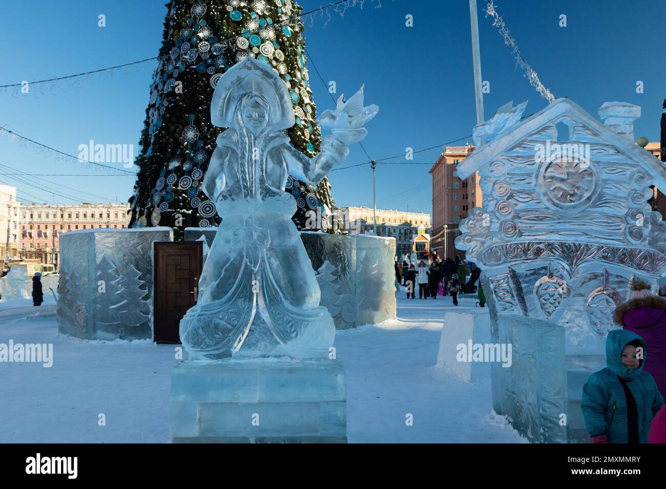 Chelyabinsk, Russie - 05 janvier 2021. Une sculpture sur glace se trouve sur une place du centre-ville. Banque D'Images