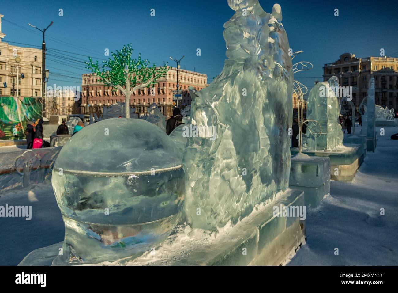 Chelyabinsk, Russie - 05 janvier 2021. Une sculpture sur glace se trouve sur une place du centre-ville. Banque D'Images