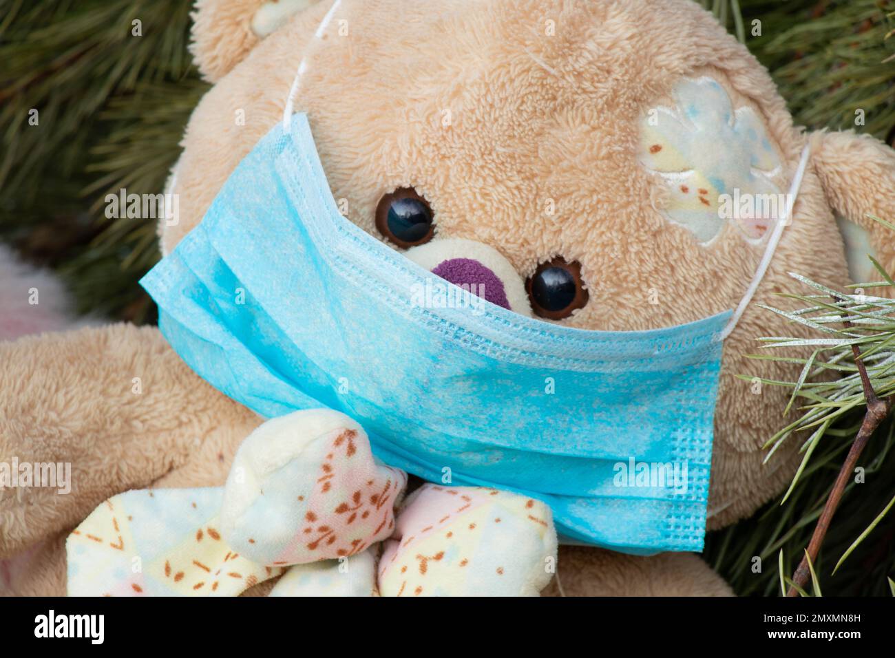 masque médical sur un ours en peluche en gros plan Banque D'Images