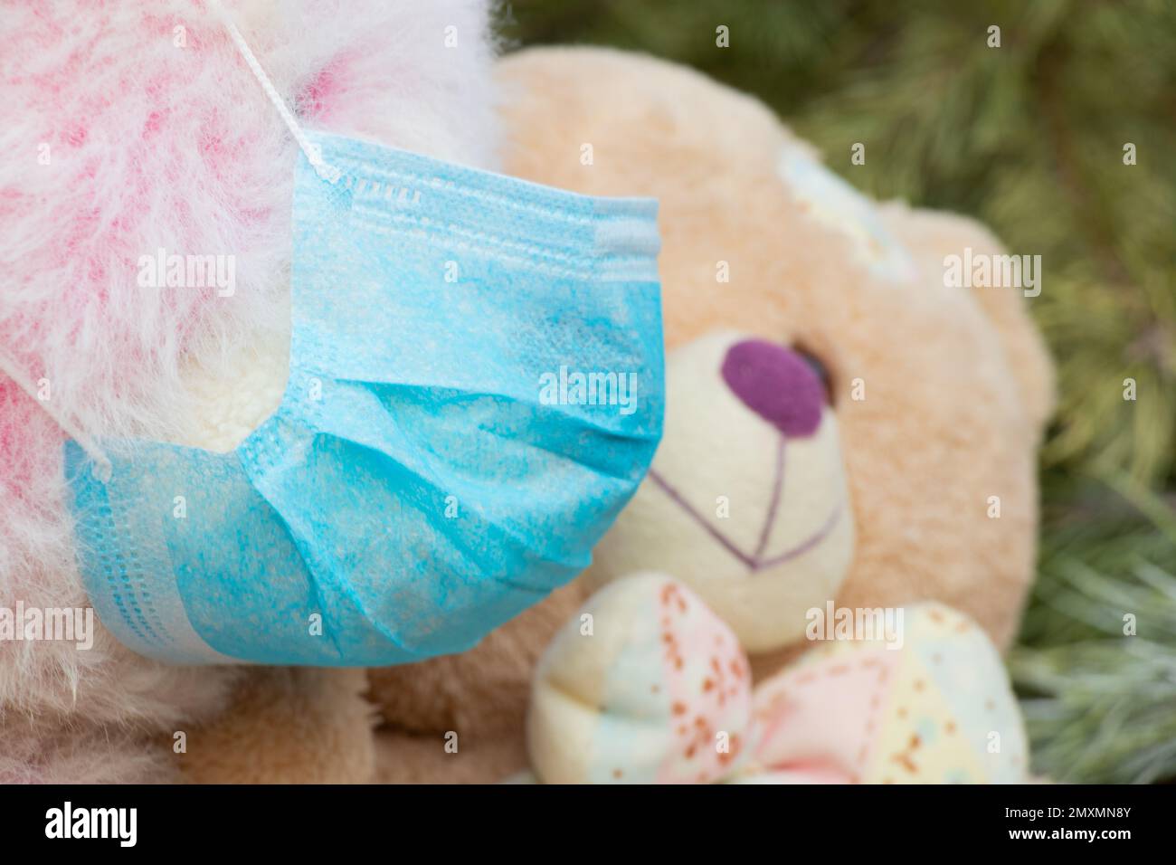 masque médical sur un ours en peluche en gros plan Banque D'Images