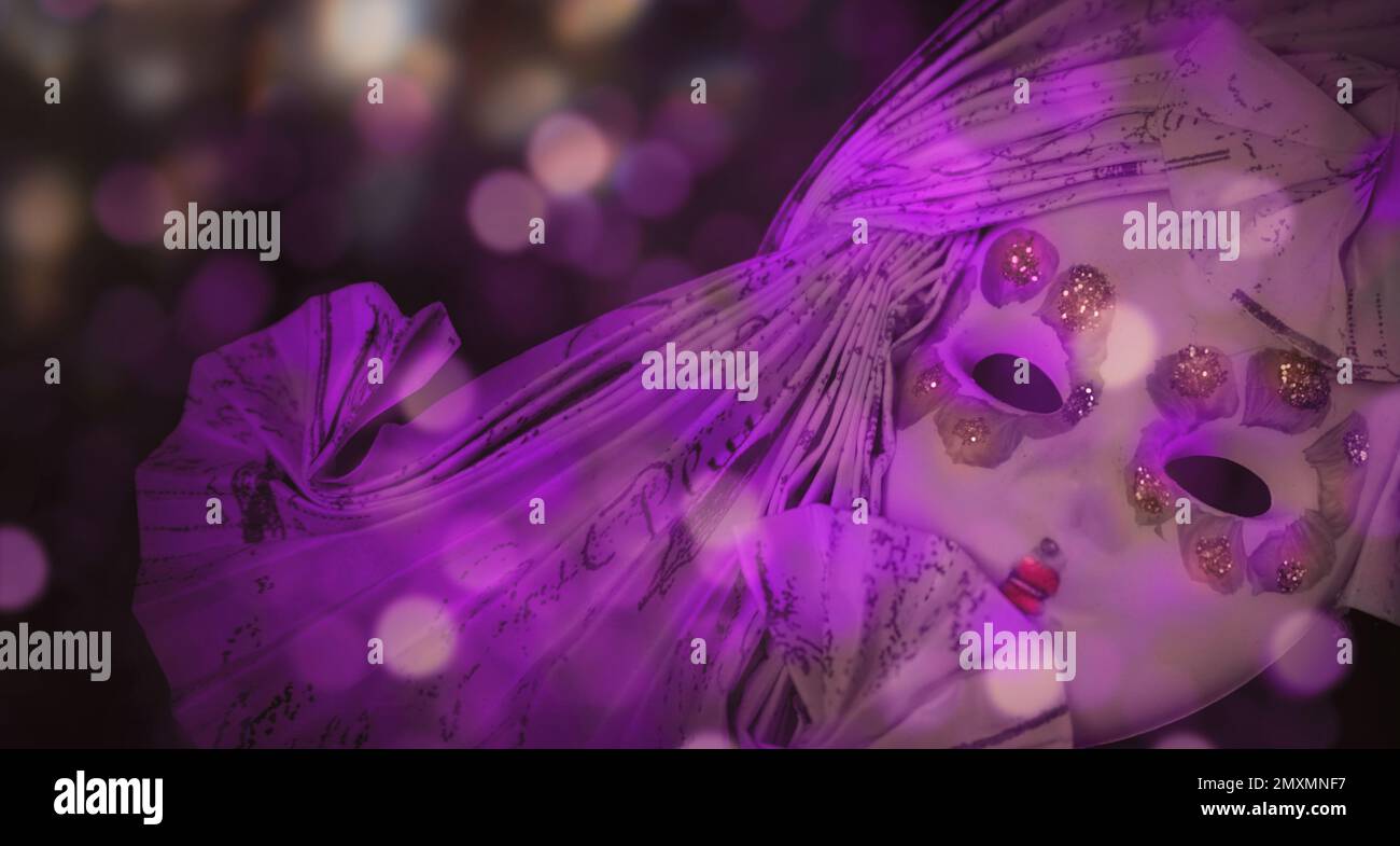 fond de carnaval de mardi gras, masque vénitien, bokeh dégradé rose violet, texture flou douce Banque D'Images