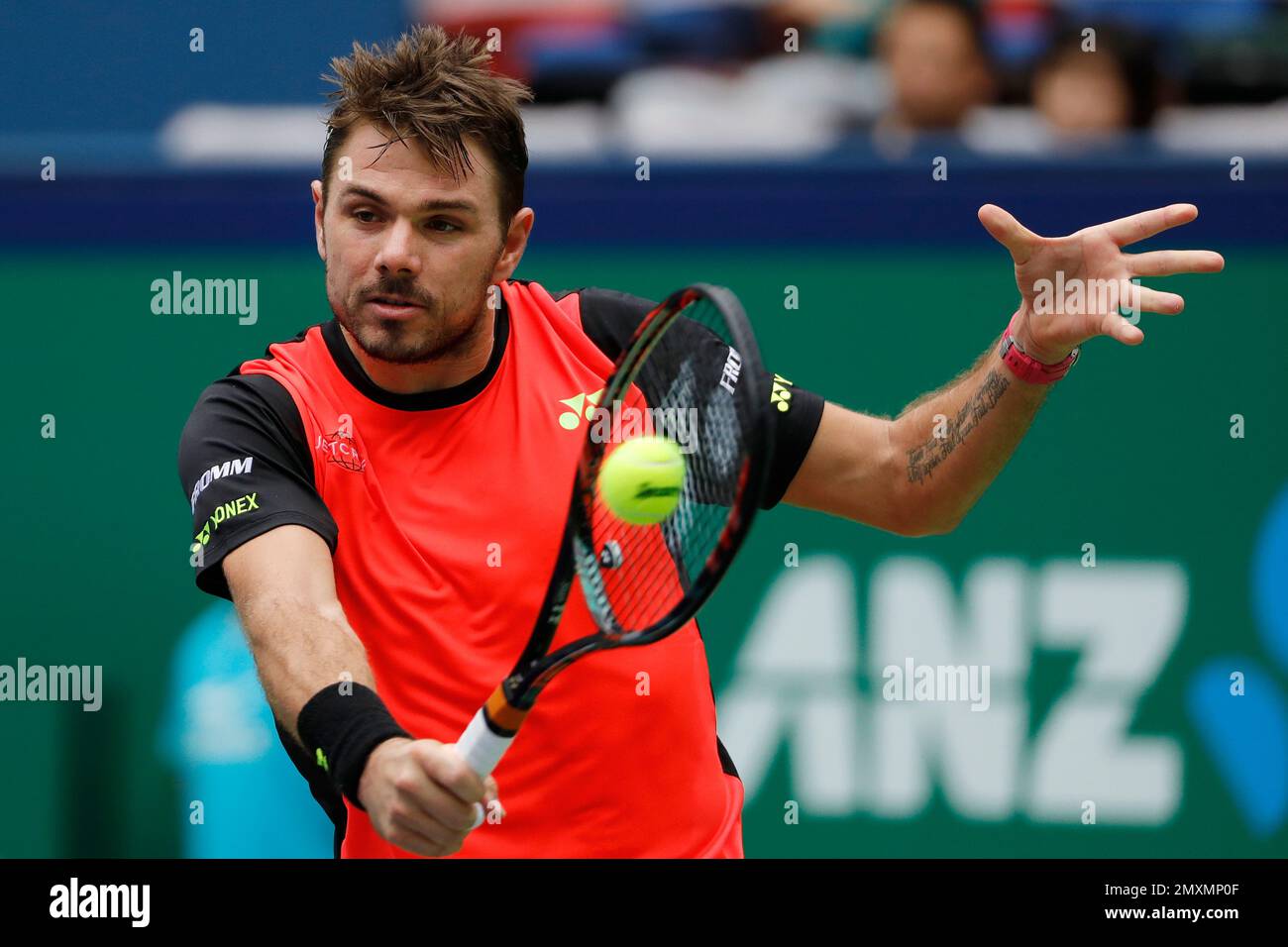 Stan Wawrinka of Switzerland hits a return shot against Kyle Edmund of Britain during the men's singles match of the Shanghai Masters tennis tournament at Qizhong Forest Sports City Tennis Center in Shanghai, China, Wednesday, Oct. 12, 2016. (AP Photo/Andy Wong) Banque D'Images