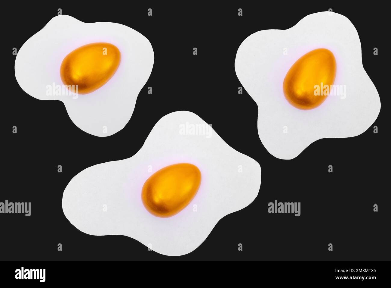 Décor créatif composé d'œufs brouillés et d'œufs de Pâques dorés sur fond noir. Fond noir et doré minimal. Rondelle élastique Banque D'Images