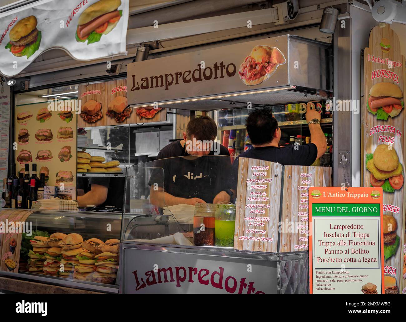 Florence, Italie - 04 juin 2022: Sandwich tripe classique ou panini lampredotto vendu dans un distributeur de nourriture de rue dans le centre historique de Centro Storico Banque D'Images