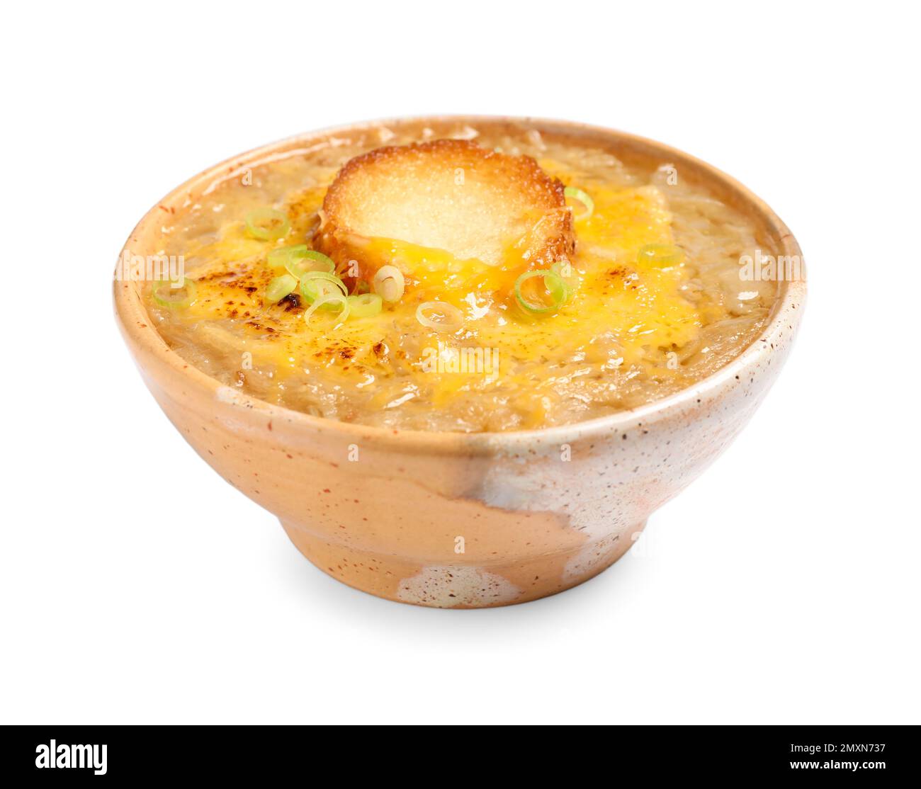Savoureuse soupe maison à l'oignon français isolée sur blanc Banque D'Images