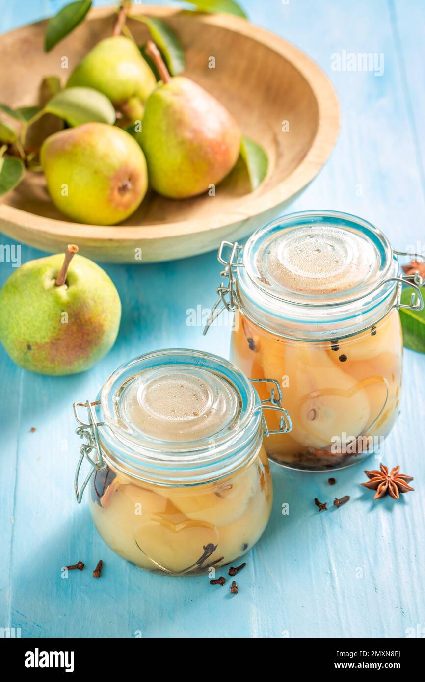 Poires marinées à l'anis et au sucre. Fruits de saison marinés pour l'hiver. Banque D'Images