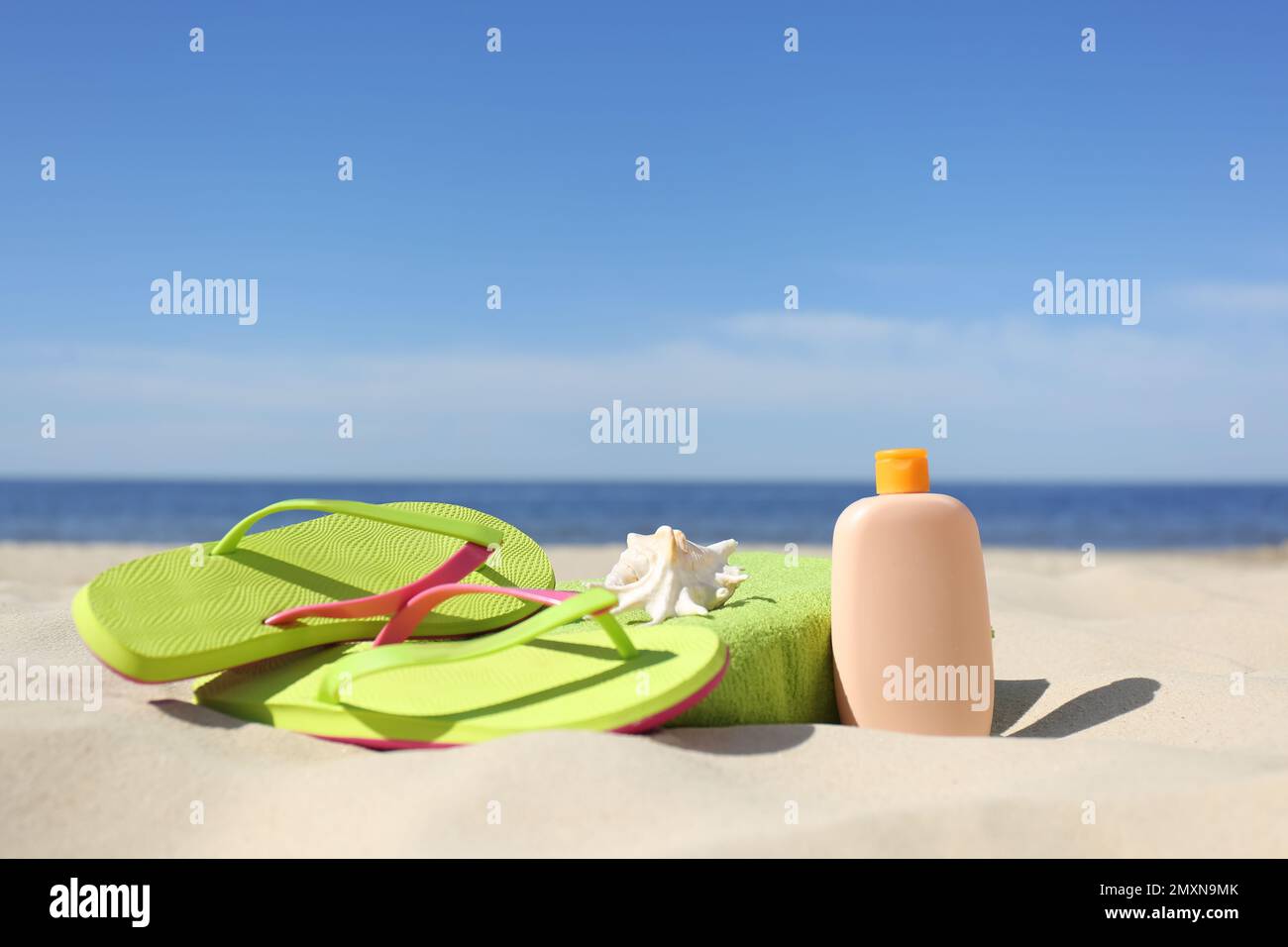 Accessoires de plage élégants pour des vacances d'été sur le sable près de  la mer Photo Stock - Alamy