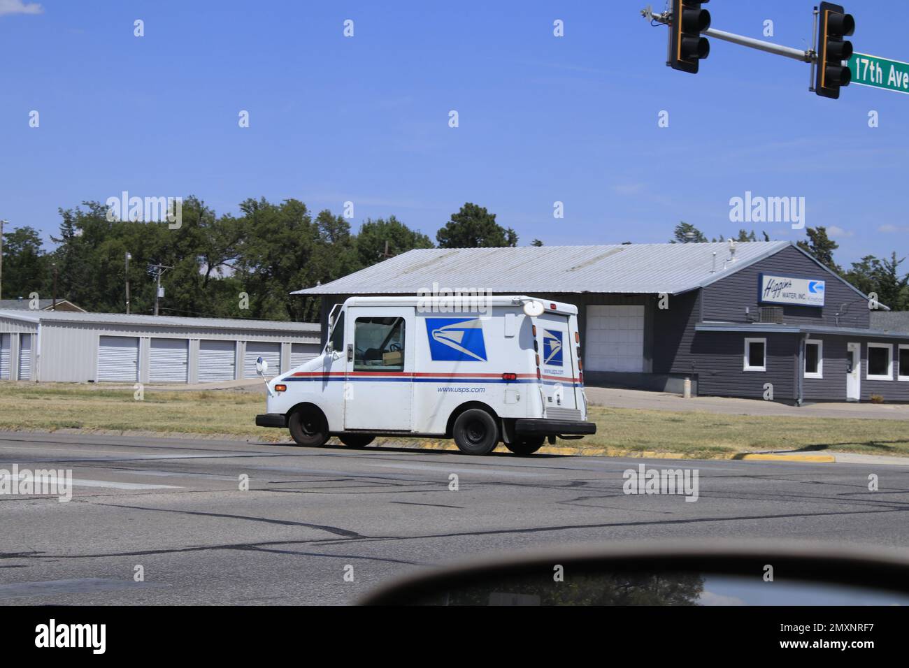 Un transporteur de courrier américain qui descend dans la rue avec le ciel bleu Banque D'Images