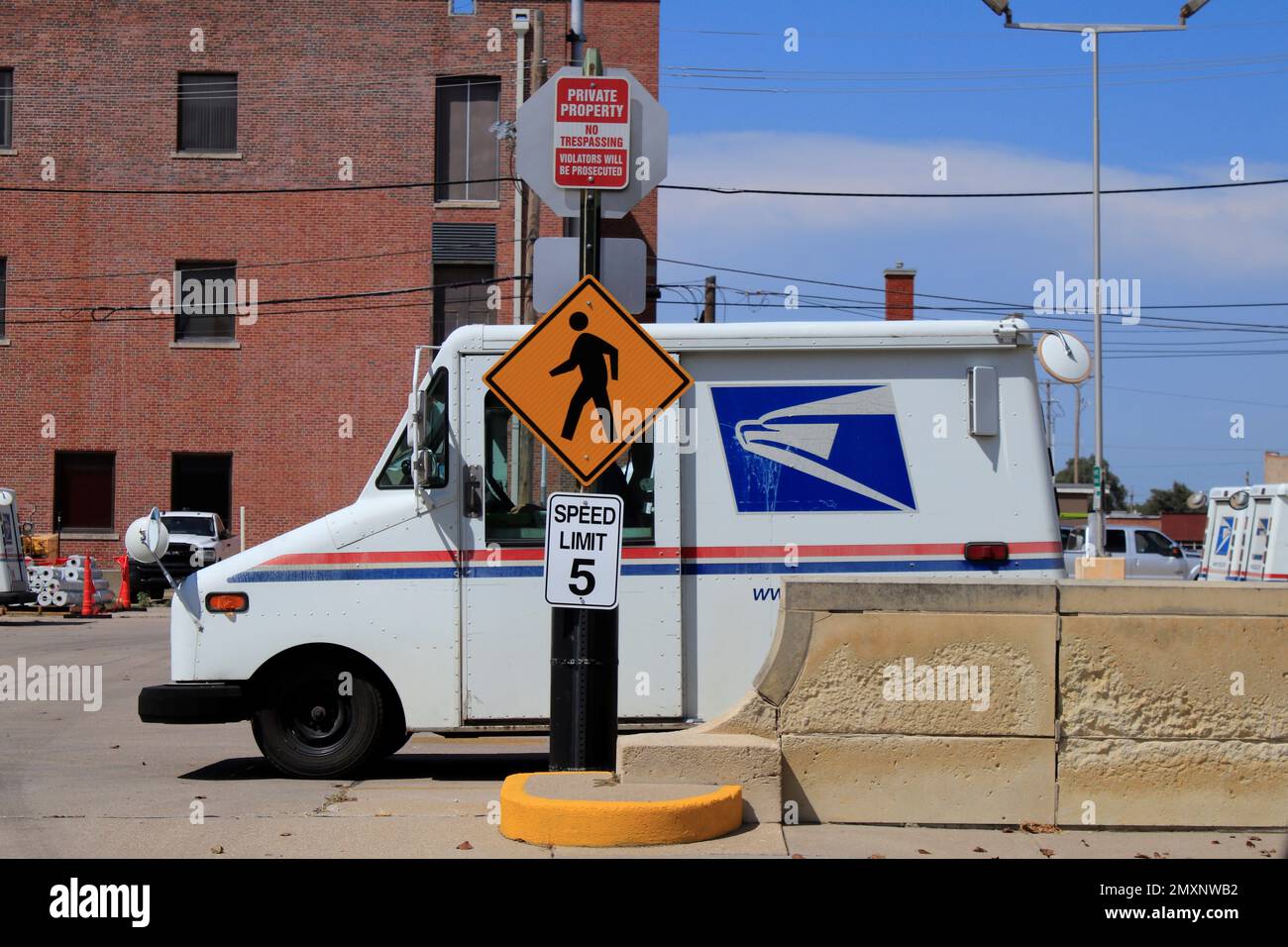 Véhicule USPS Mail Carrier dans un parking d'un bureau de poste Banque D'Images