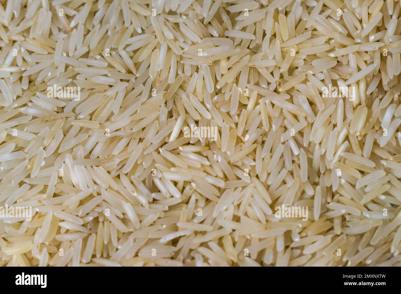 Un fond de texture avec vue de dessus plein de riz Basmati indien Banque D'Images