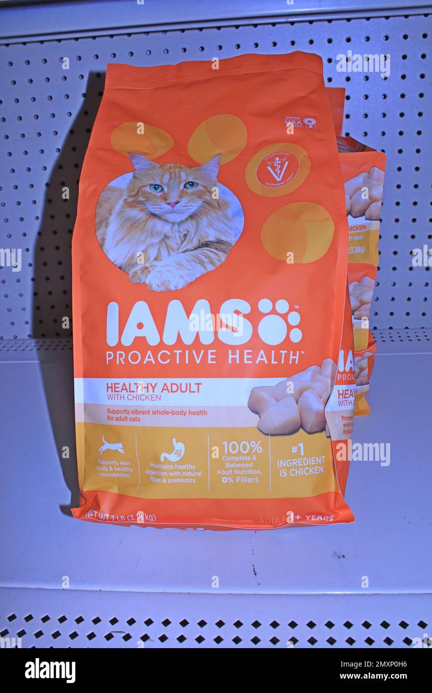 NOURRITURE IAMS pour animaux de compagnie sur une étagère de gros plan Banque D'Images