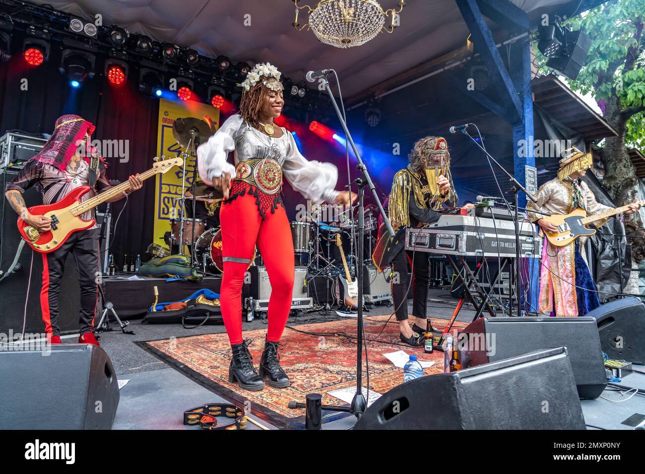 Die Band Golden Dawn Arkestra aus den USA live beim Orange Blossom Special Festival, Beverungen, Deutschland | US band Golden Dawn Arkestra Live a Banque D'Images