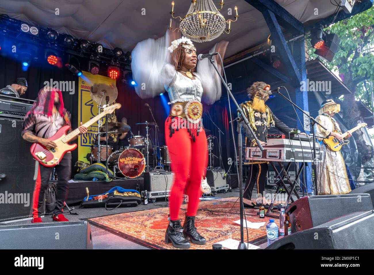 Die Band Golden Dawn Arkestra aus den USA live beim Orange Blossom Special Festival, Beverungen, Deutschland | US band Golden Dawn Arkestra Live a Banque D'Images