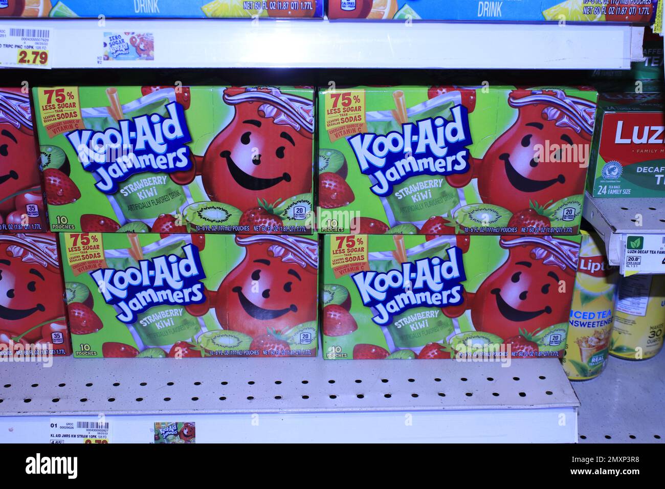 Jammers Kiwi Kool-Aid aux fraises en boîtes sur une étagère Banque D'Images