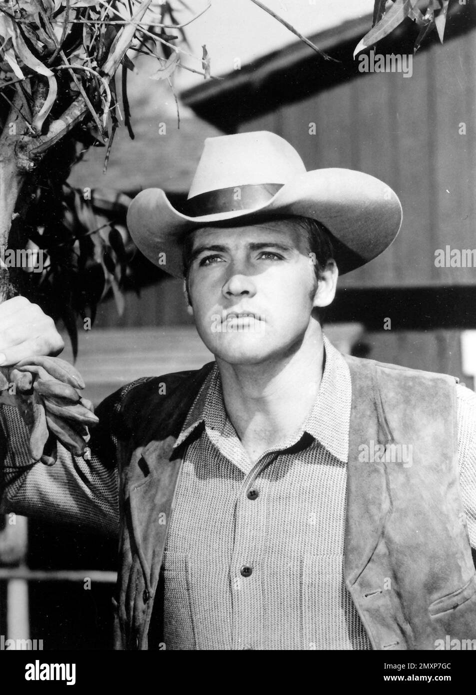 LEE MAJORS dans LA GRANDE VALLÉE (1965), dirigé par A. I. BEZZERIDES. Credit: QUATRE productions STAR / Album Banque D'Images