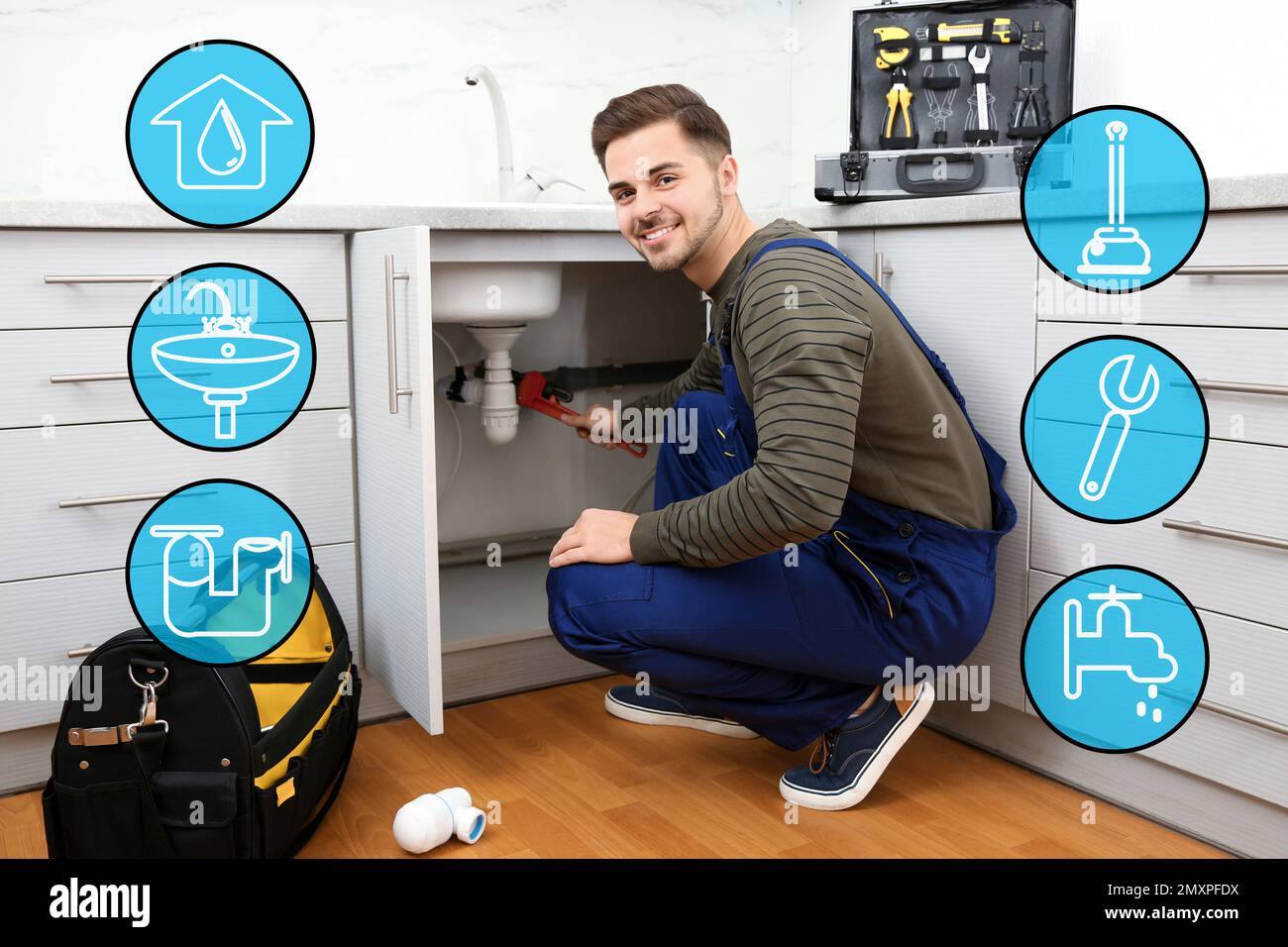 Service d'ingénierie sanitaire. Plombier professionnel dans l'évier de cuisine de réparation uniforme Banque D'Images