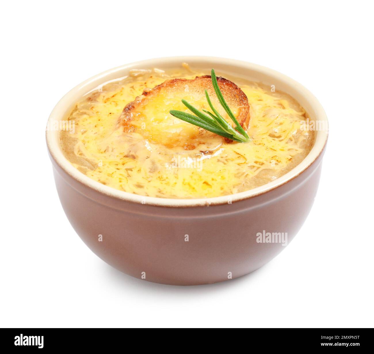 Savoureuse soupe maison à l'oignon français isolée sur blanc Banque D'Images