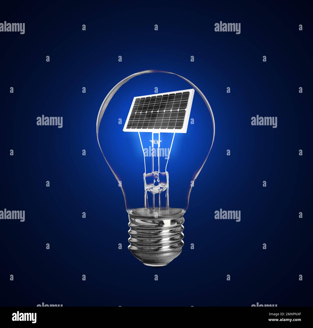 Source d'énergie alternative. Ampoule avec panneau solaire sur fond bleu Banque D'Images