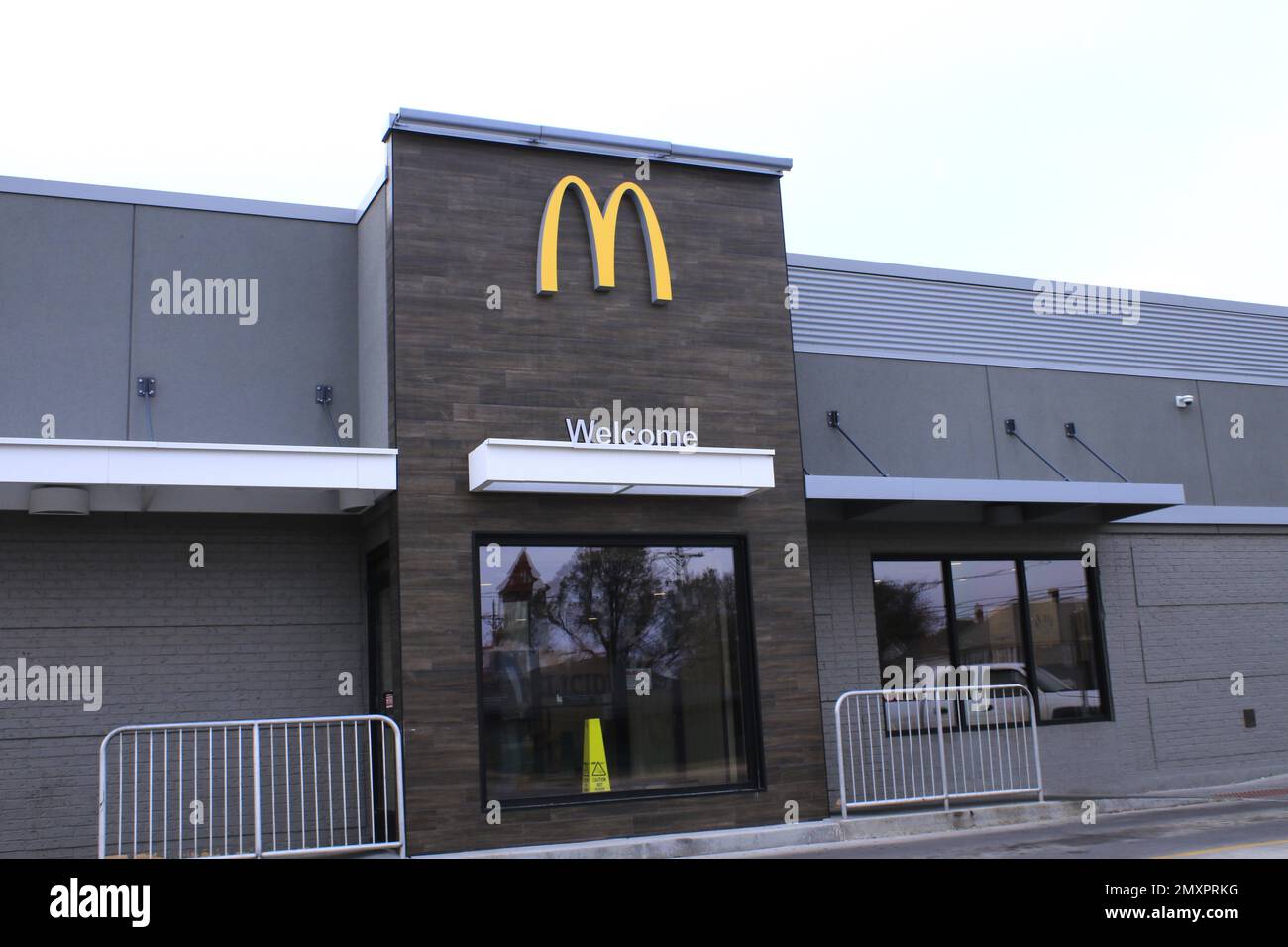 Un magasin de restauration rapide McDonald's devant SKY Banque D'Images