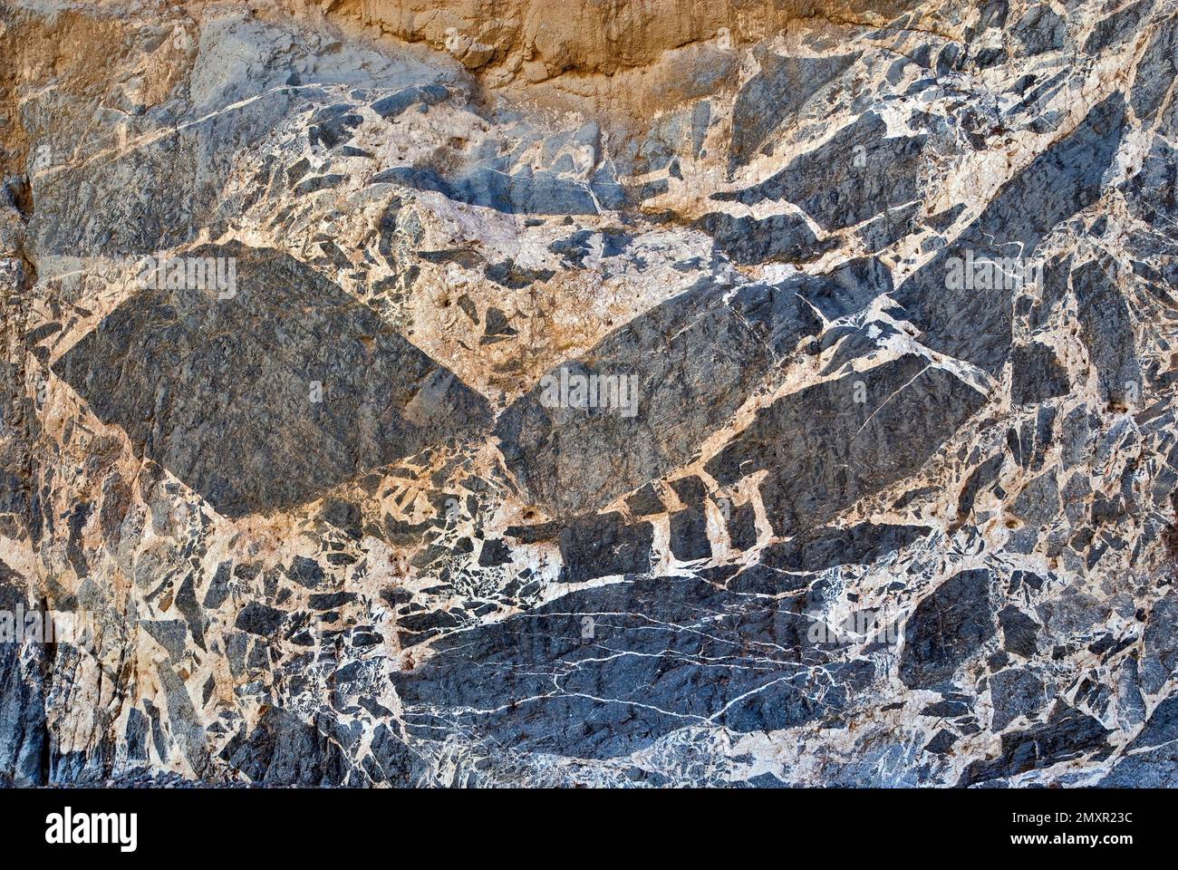 Limeston breccia rochers sur les murs dans les narines de Titus Canyon dans les montagnes de Grapevine, parc national de la Vallée de la mort, Californie, États-Unis Banque D'Images