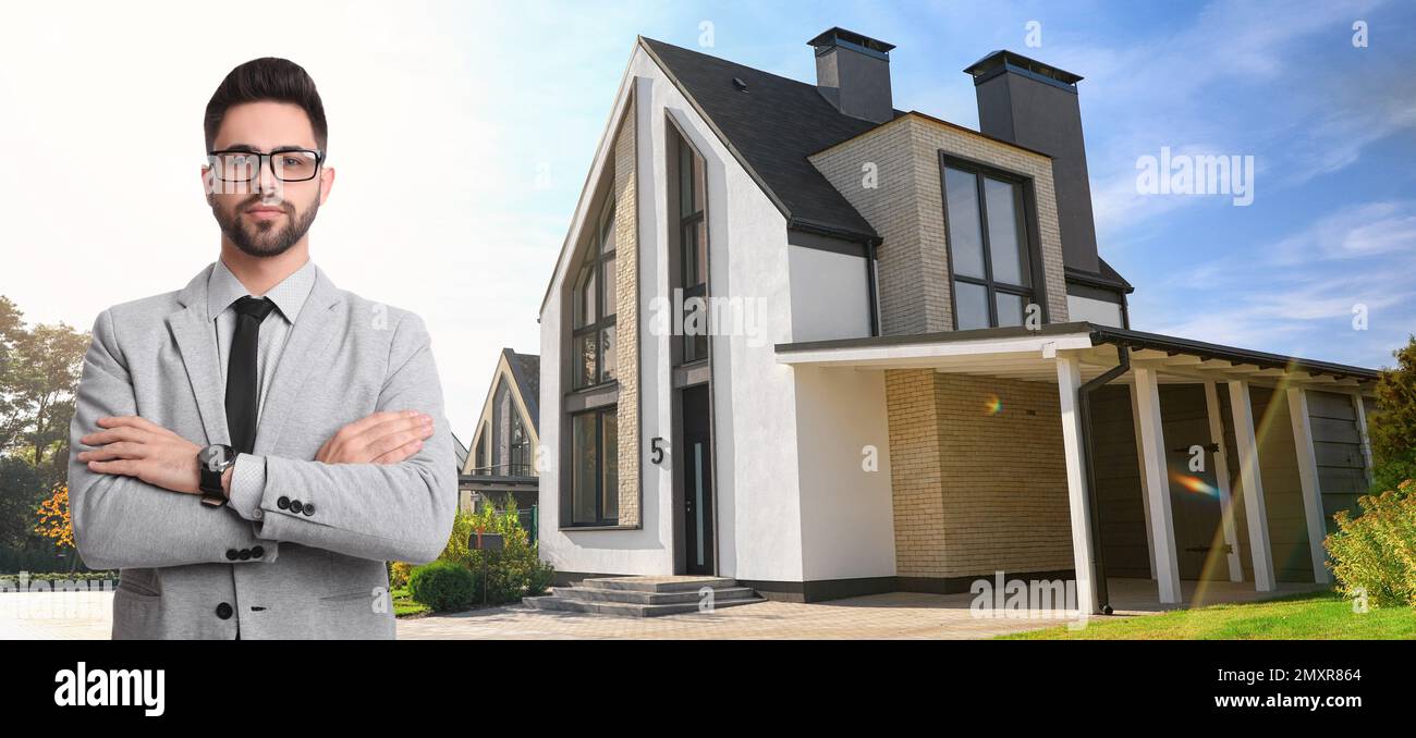 Agent immobilier contre maison moderne, espace pour le texte. Bannière Banque D'Images
