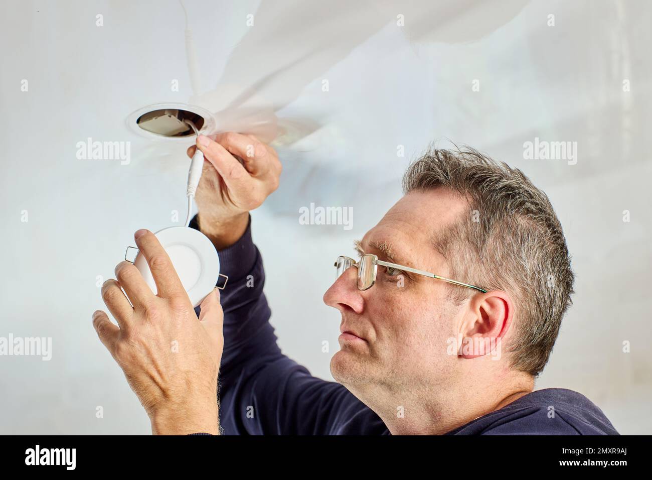 L'éclairage encastré ou le plafonnier est un luminaire pour plafond suspendu  qui est installé dans l'ouverture creuse du faux plafond Photo Stock - Alamy