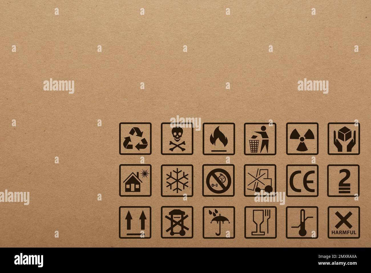 Boîte en carton avec symboles d'emballage comme arrière-plan, gros plan Banque D'Images