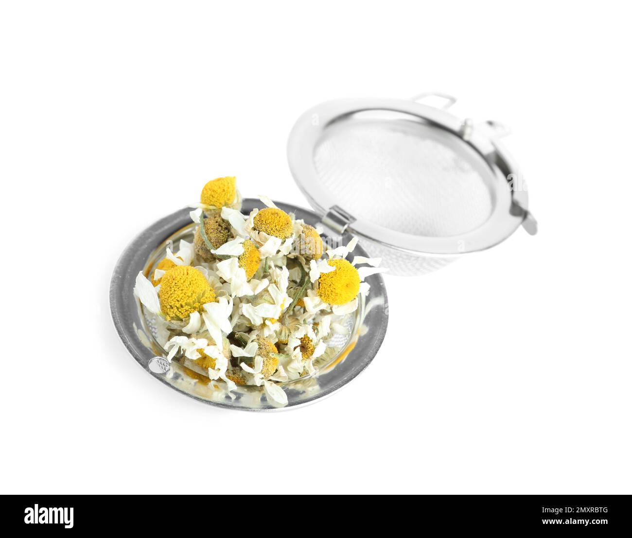 Fleurs de camomille sèches dans l'infuser isolé sur blanc Banque D'Images