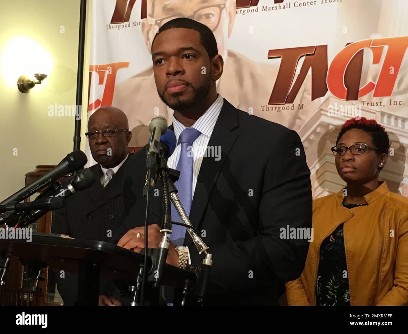 Attorney Jason Downs speaks to reporters in Washington, Thursday, Sept. 29, 2016, about the fatal shooting of Terrence Sterling by a District of Columbia police officer. Downs said Sterling, who was unarmed, posed no threat to police before he was shot. Police have said Sterling intentionally rammed the passenger-side door of a police car. Behind Downs are Sterling's sister, Chrystal Sterling, and the family's pastor, the Rev. James Dixon Jr. (AP Photo/Ben Nuckols) Banque D'Images
