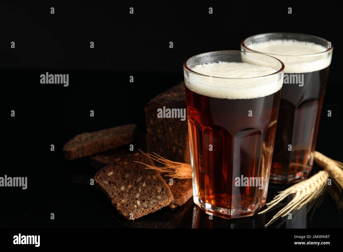 Délicieux kvass, pain et pointes sur fond noir Banque D'Images