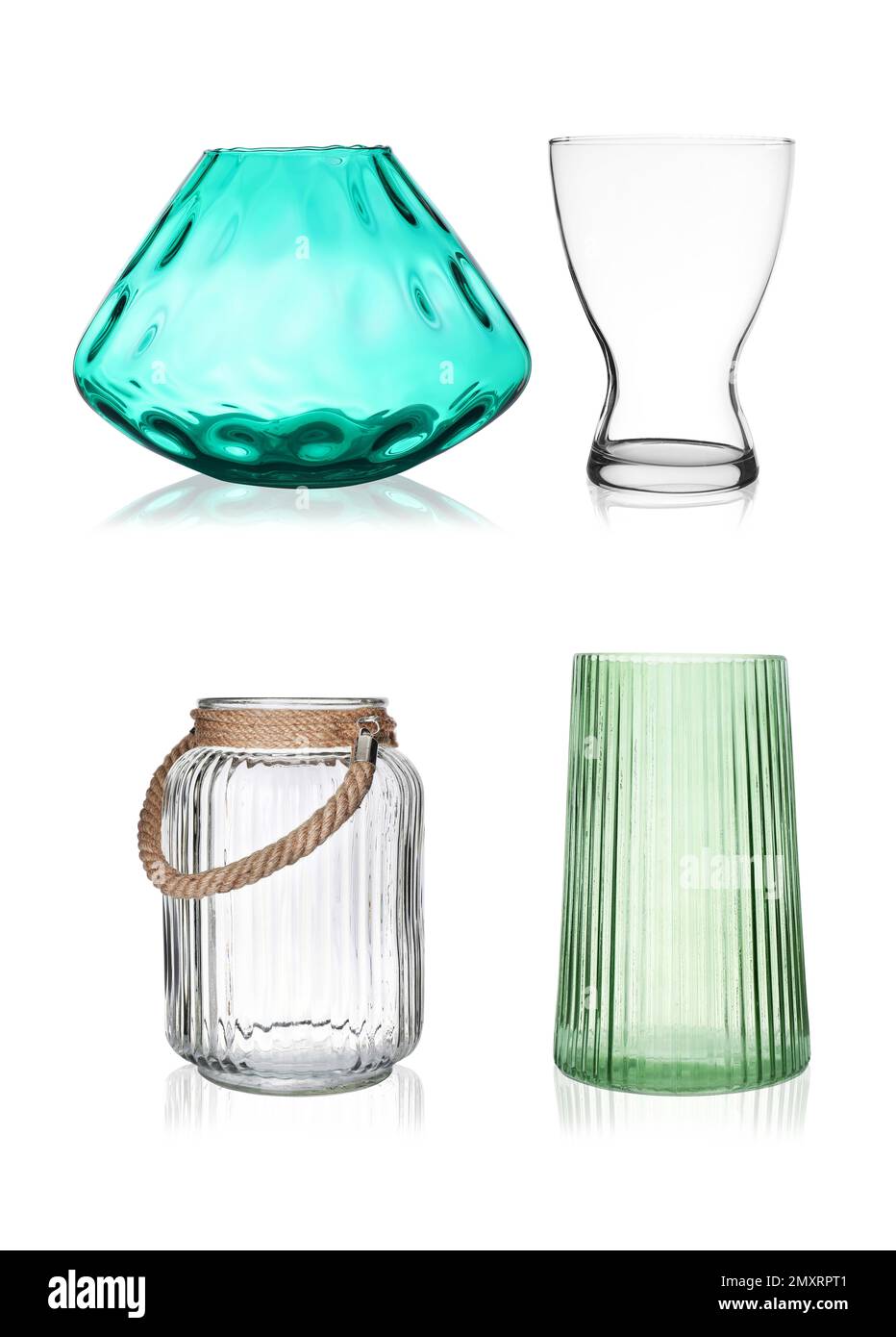 Jeu de vases en verre vides sur fond blanc Banque D'Images