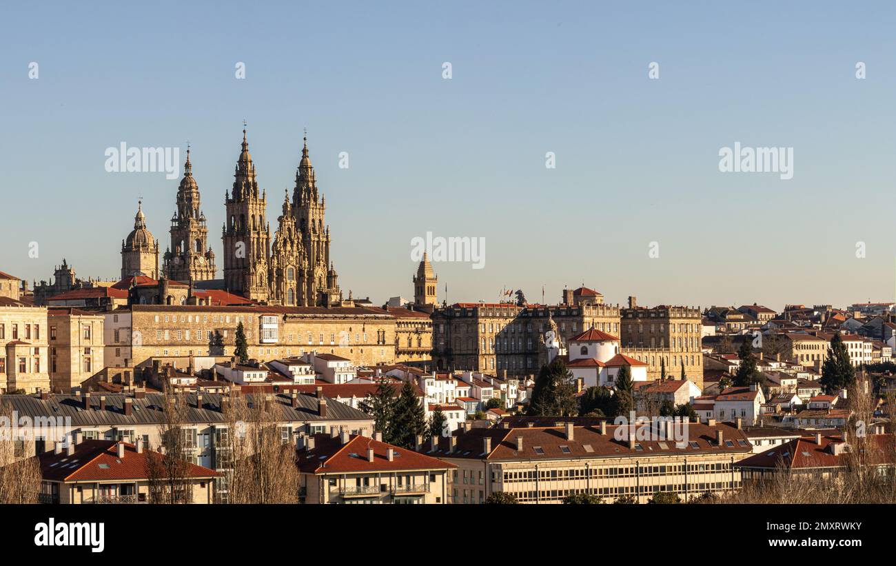 Saint-Jacques-de-Compostelle, Espagne. Panorama de la vieille ville au coucher du soleil depuis Monte Pio, avec la cathédrale Saint-Jacques Banque D'Images