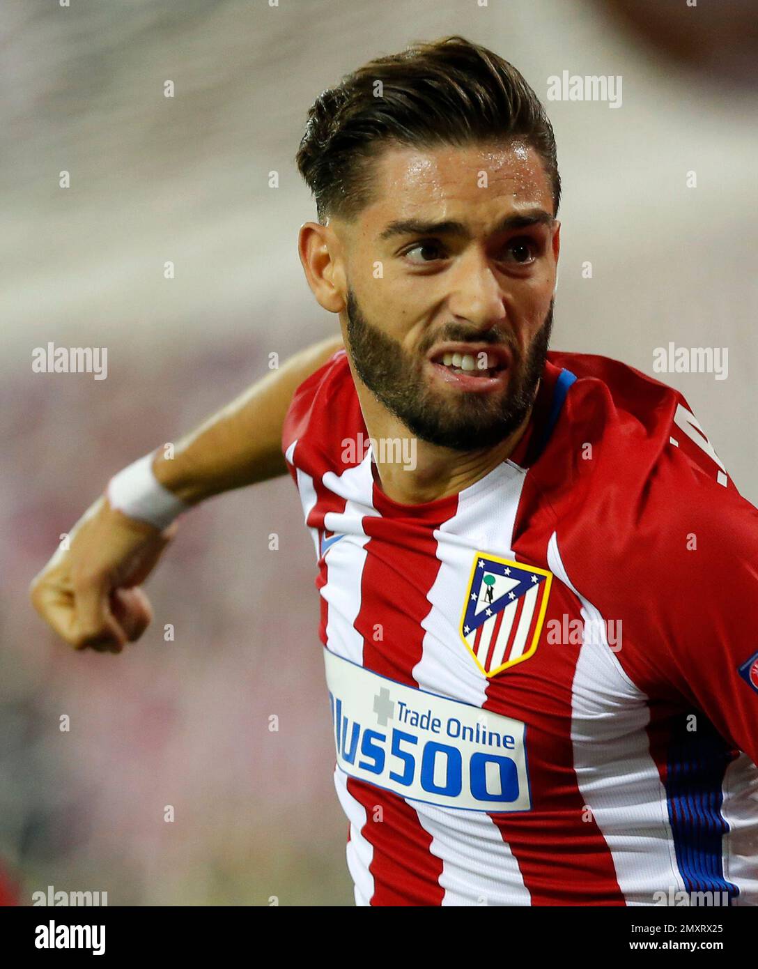 Atletico's Yannick Carrasco celebrates scoring the opening goal during the Champions League group D soccer match between Atletico Madrid and FC Bayern Munich at the Vicente Calderon stadium in Madrid, Spain, Wednesday, Sept. 28, 2016 . (AP Photo/Daniel Ochoa de Olza) Banque D'Images