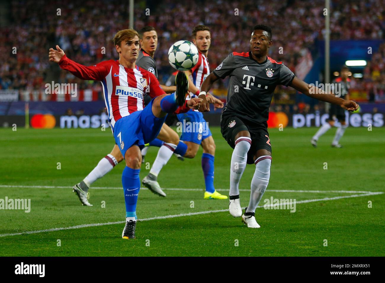 Atletico's Antoine Griezmann, left, controls the ball as Bayern's David Alaba tries to stop him during the Champions League group D soccer match between Atletico Madrid and Bayern Munich at the Vicente Calderon stadium in Madrid, Wednesday, Sept. 28, 2016. (AP Photo/Francisco Seco) Banque D'Images