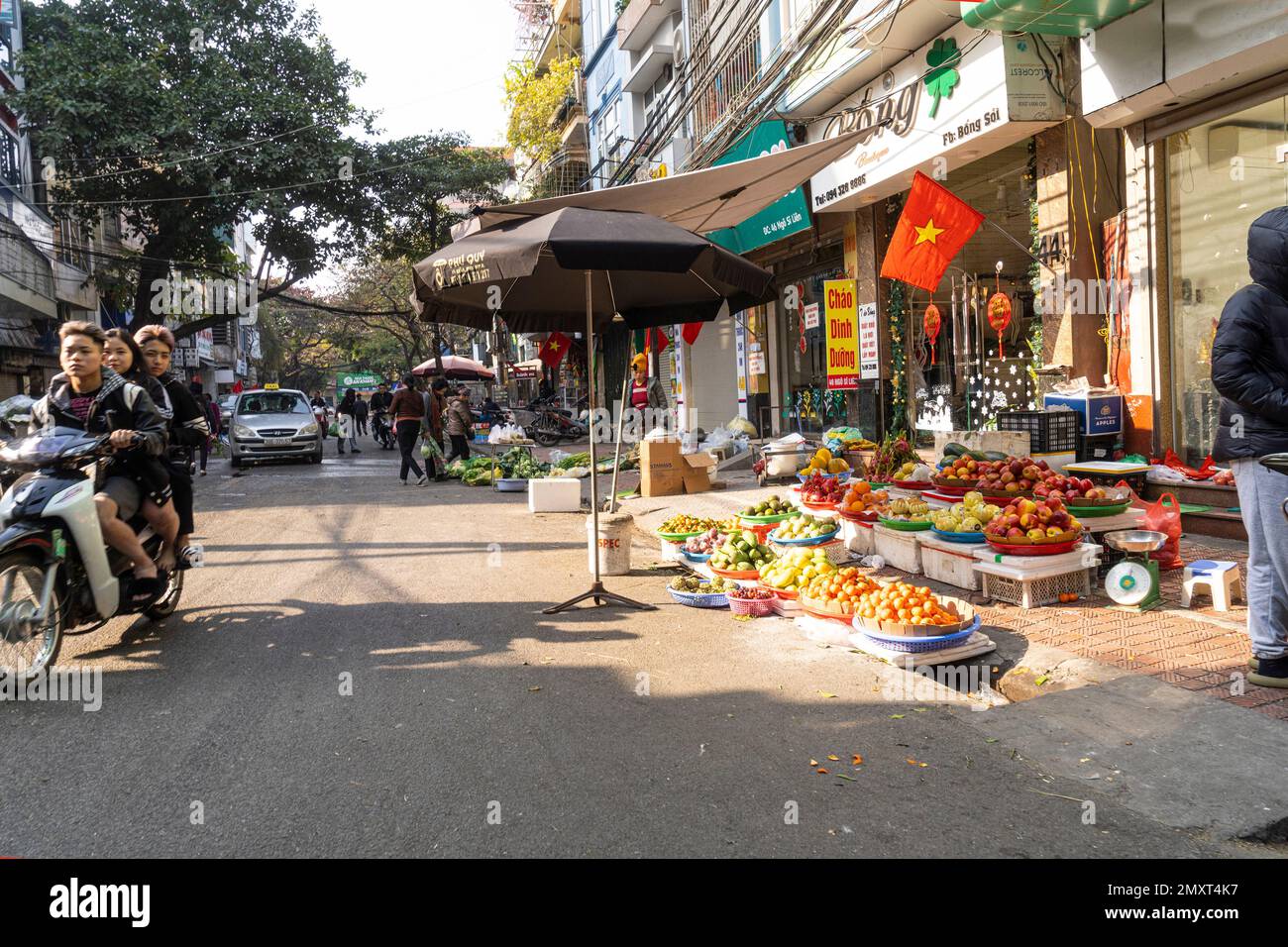 Hanoï, Vietnam, janvier 2023. vue panoramique sur les vendeurs traditionnels de nourriture dans la rue dans le centre-ville. Banque D'Images