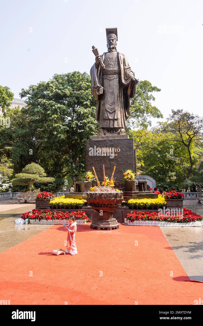 Hanoï, Vietnam, janvier 2023. Statue de bronze du roi Ly Thai pour honorer la libération, la culture et l'histoire dans un parc du centre-ville Banque D'Images