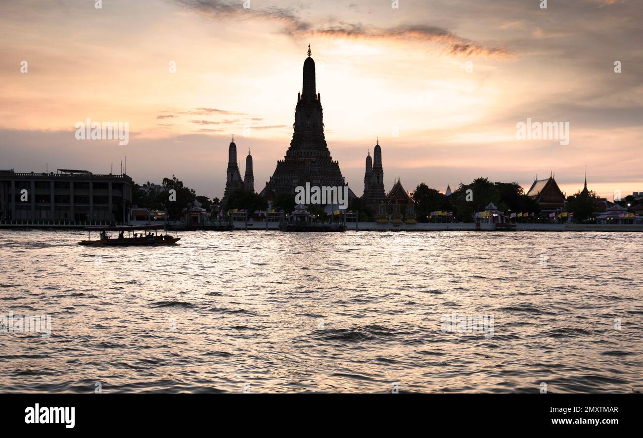 Dans la capitale de la Thaïlande, au crépuscule, les majestueuses tours en forme de missile du complexe du temple, pointent vers un ciel clair de coucher de soleil, vu de l'autre côté o Banque D'Images